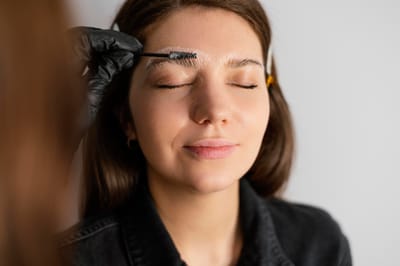 What is the Best Product to Thicken Eyebrows?
